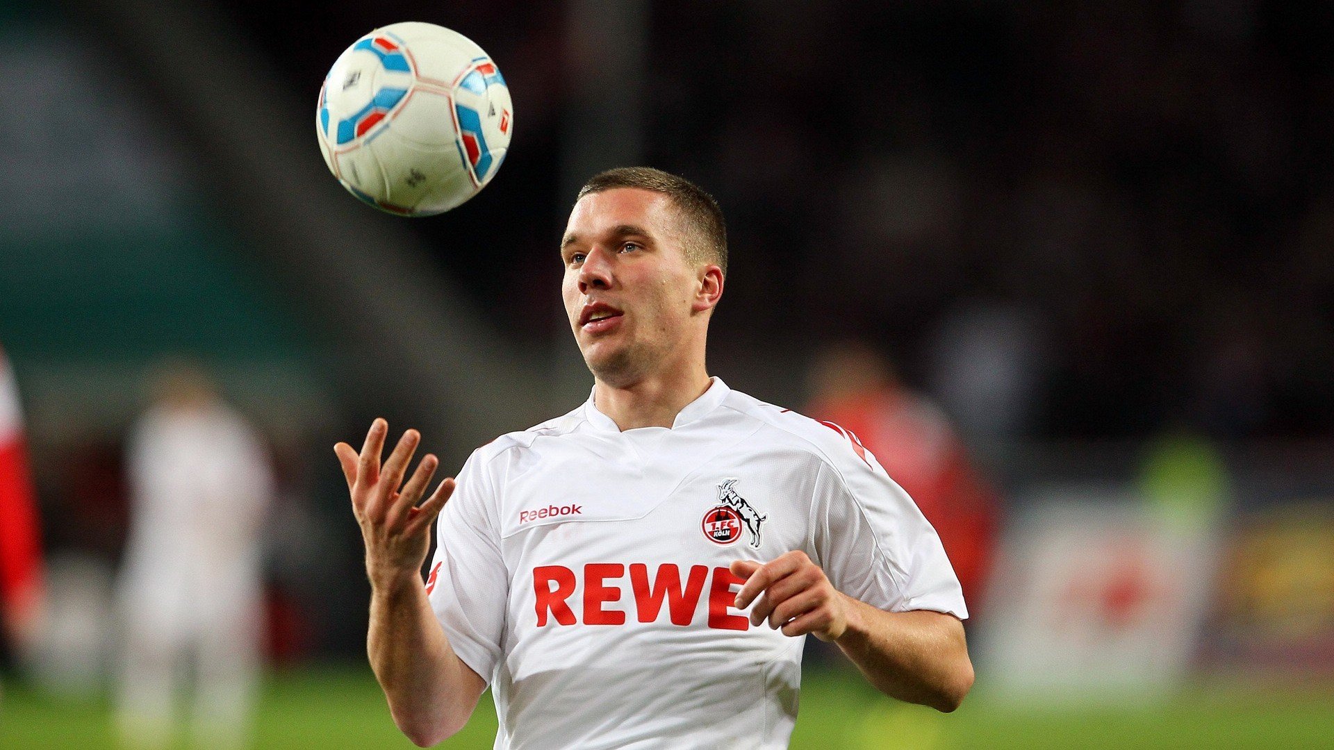 德甲球队整合GPS与疲劳指数动态调整训练节奏,德甲场均跑动距离